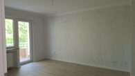 20260428 Wohnzimmer (1) - Modernisierte 2 Zimmer Wohnung mit Balkon